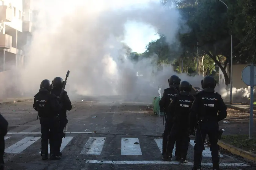 
<p>   C&Aacute;DIZ, 25 (EUROPA PRESS)</p>
<p>   La provincia de C&aacute;diz ha amanecido este jueves sin humo de barricadas, cortes de carretera y tensi&oacute;n por el enfrentamiento entre manifestantes del sector del metal y polic&iacute;as. Tras nueve d&iacute;as de huelga indefinida con protestas en la Bah&iacute;a gaditana y el Campo de Gibraltar la normalidad en las puertas de los centros de trabajo ha vuelto al llegar a un acuerdo a &uacute;ltima hora en la tarde-noche de este mi&eacute;rcoles sindicatos y Federaci&oacute;n de Empresas del metal.</p>
<p>   Un convenio caducado en diciembre de 2020 y pendiente de renovaci&oacute;n ha sido el detonante del conflicto, que empez&oacute; con dos jornadas de paros previa a la huelga indefinida comenzada el d&iacute;a 16. Unas protestas que adem&aacute;s de por la negociaci&oacute;n del convenio se han tornado, coincidiendo con el cierre acordado por los sindicatos de la planta de Airbus en Puerto Real, en una reivindicaci&oacute;n por la industria en la provincia.</p>
<p>   Los d&iacute;as de protestas, acompa&ntilde;ados de reuniones de negociaci&oacute;n entre patronal y sindicatos sin acuerdo, empezaron con barricadas y enfrentamientos con la Polic&iacute;a en las puertas de los astilleros y cortes en la carretera de San Roque a La L&iacute;nea como puntos m&aacute;s emblem&aacute;ticos.</p>
<p>   Mientras que en el Campo de Gibraltar las protestas se han mantenido en el mismo punto todos los d&iacute;as de huelga, la carretera donde se ubican la grandes industrias, en la Bah&iacute;a de C&aacute;diz los puntos conflictivos han ido variando y tras haber enfrentamientos en los primeros d&iacute;as en la capital gaditana el foco de atenci&oacute;n ha terminado en la barriada del R&iacute;o San Pedro, en Puerto Real, donde se ubican empresas como astilleros o Dragados y el inicio del puente de la Constituci&oacute;n de 1812.</p>
<p>   All&iacute; los enfrentamientos policiales se han terminado convirtiendo en actualidad nacional salpicado por la cr&iacute;tica pol&iacute;tica al hacer uso la Polic&iacute;a de un veh&iacute;culo blindado, 'tanqueta', para dispersar a los manifestantes y las barricadas. El convenio se segu&iacute;a negociando en C&aacute;diz mientras parte de la pol&iacute;tica se centraba en la fuerza desproporcionada o no de la acci&oacute;n policial, entre el "uso equilibrado de la fuerza" del Gobierno y la calificada como "brutalidad" de otros.</p>
<p>   Finalmente, este mi&eacute;rcoles, tras ser nuevamente citadas las partes a las 11,00, llegaron a un acuerdo diez horas despu&eacute;s sobre el IPC, la piedra angular durante toda la negociaci&oacute;n. Un acuerdo de subida de un 2% fijo a tabla durante los pr&oacute;ximos tres a&ntilde;os con un incremento del 80% de lo que supere el propio IPC sobre esos dos puntos cuando se conozca en enero.</p>
<p>   En principio el acuerdo ha tra&iacute;do la normalidad a las calles en la ma&ntilde;ana de este jueves, aunque ahora la pol&eacute;mica se traslada a las propias sedes sindicales, ya que muchos trabajadores y sindicatos como CGT o la Coordinadora de Trabajadores del Metal de la Bah&iacute;a de C&aacute;diz (CTM) no aprueban lo pactado por CCOO y UGT.</p>
      