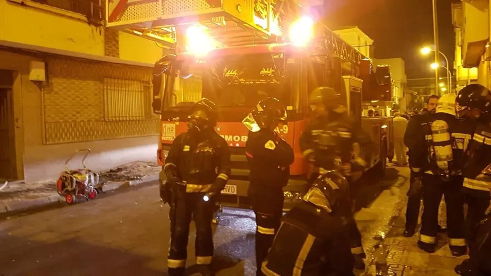
<p>   JA&Eacute;N, 26 (EUROPA PRESS)</p>
<p>   Tres personas han resultado intoxicadas por inhalaci&oacute;n de humo en un incendio registrado a primera hora de este viernes en el interior del garaje de un edificio en Ja&eacute;n capital que ha obligado al desalojo preventivo de 40 vecinos del inmueble.</p>
<p>   Seg&uacute;n informa el servicio unificado de emergencias 112 Andaluc&iacute;a, varios vecinos han alertado sobre las 06.00 horas de la presencia de hab&iacute;a mucho humo en el interior de un aparcamiento ubicado en un edificio de viviendas de seis plantas en la calle Esteban Ram&iacute;rez Mart&iacute;nez.</p>
<p>   La intervenci&oacute;n de los Bomberos de Ja&eacute;n ha exigido el desalojo preventivo de unos 40 vecinos de sus casas hasta que concluyan las labores de extinci&oacute;n y ventilaci&oacute;n del humo.</p>
<p>   El fuego ha afectado a dos coches y los recursos sanitarios de la Junta han movilizado una UVI m&oacute;vil para atender por inhalaci&oacute;n de humo a un vecino y a dos agentes de polic&iacute;a, seg&uacute;n las mismas fuentes.</p>
      