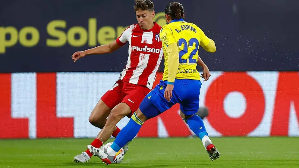 Marcos Llorente encara al Pacha Espino