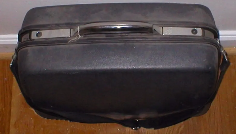 Un cad&aacute;ver ha sido encontrado en una maleta con el cartel 'violador de ni&ntilde;os'