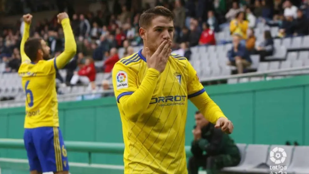 Manu Vallejo celebra un gol ante el C&oacute;rdoba CF con la camiseta del C&aacute;diz CF