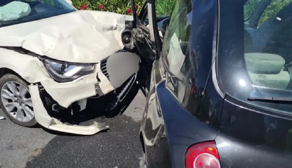 Un impactante choque entre dos coches deja cuatro heridos en El Ejido