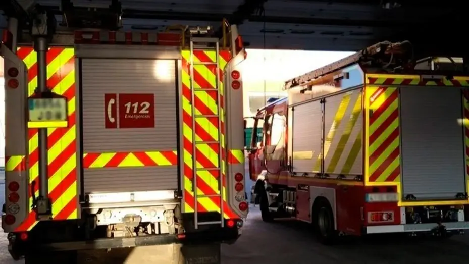 Bomberos actuando en un incendio | Archivo