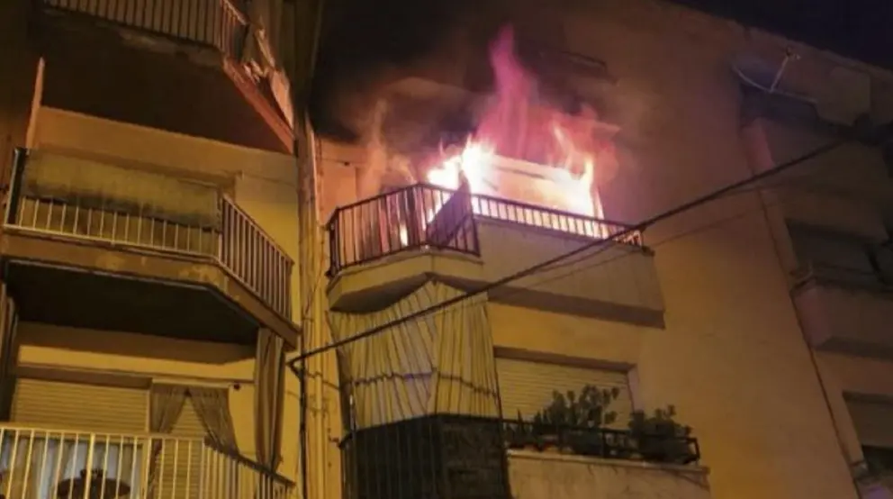 Impactante incendio con 40 desalojados en un edificio de San Isidro de N&iacute;jar
