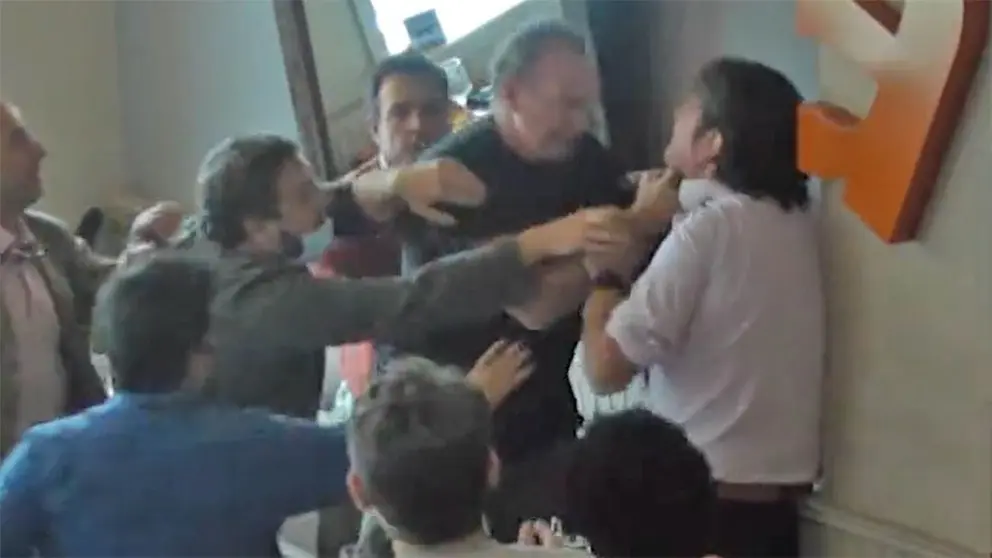 Bert&iacute;n Osborne agarra del cuello a un hombre que acosaba a su trabajadora en un bar