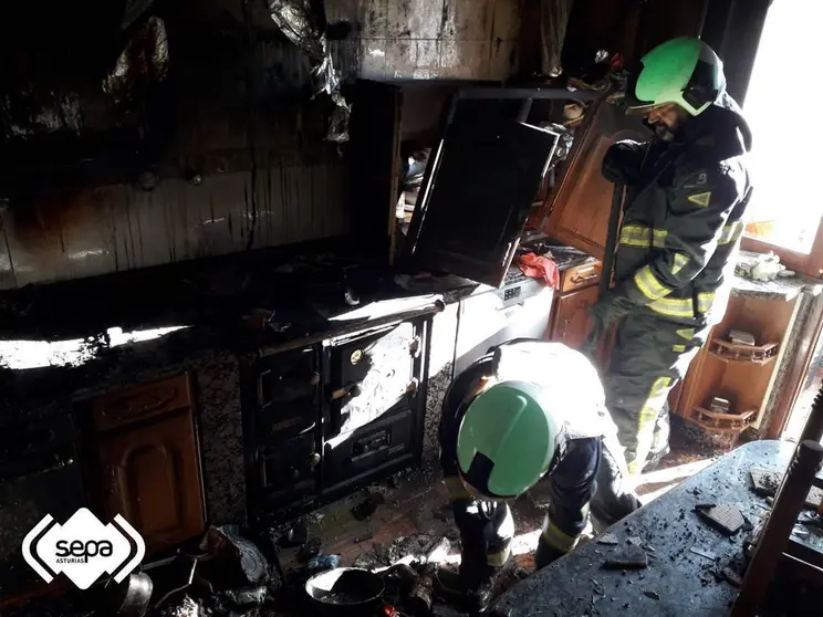 
<p>   GRANADA, 8 (EUROPA PRESS)</p>
<p>   Una mujer ha fallecido esta tarde al incendiarse su vivienda en la localidad granadina de Atarfe, seg&uacute;n informa Emergencias 112 Andaluc&iacute;a, servicio adscrito a la Consejer&iacute;a de la Presidencia, Administraci&oacute;n P&uacute;blica e Interior de la Junta.</p>
<p>   El Tel&eacute;fono de Emergencias 112 atendi&oacute;, sobre las 17,40 horas, un aviso en el que se ped&iacute;a ayuda porque hab&iacute;a un incendio en una casa de la Avenida de Am&eacute;rica y en el interior del inmueble pod&iacute;a estar una mujer. R&aacute;pidamente, desde el centro coordinador se activ&oacute; a los Bomberos, a la Polic&iacute;a Local, a la Guardia Civil, a los servicios sanitarios de la Junta y a Protecci&oacute;n Civil.</p>
<p>   Fuentes sanitarias y de Protecci&oacute;n Civil han confirmado al 112 que la mujer que estaba en el interior de la casa, de 42 a&ntilde;os, ha resultado fallecida y que un var&oacute;n de 43 ha sido evacuado al Hospital Virgen de las Nieves. No han trascendido m&aacute;s datos sobre las circunstancias en las que se ha producido este hecho.</p>
      