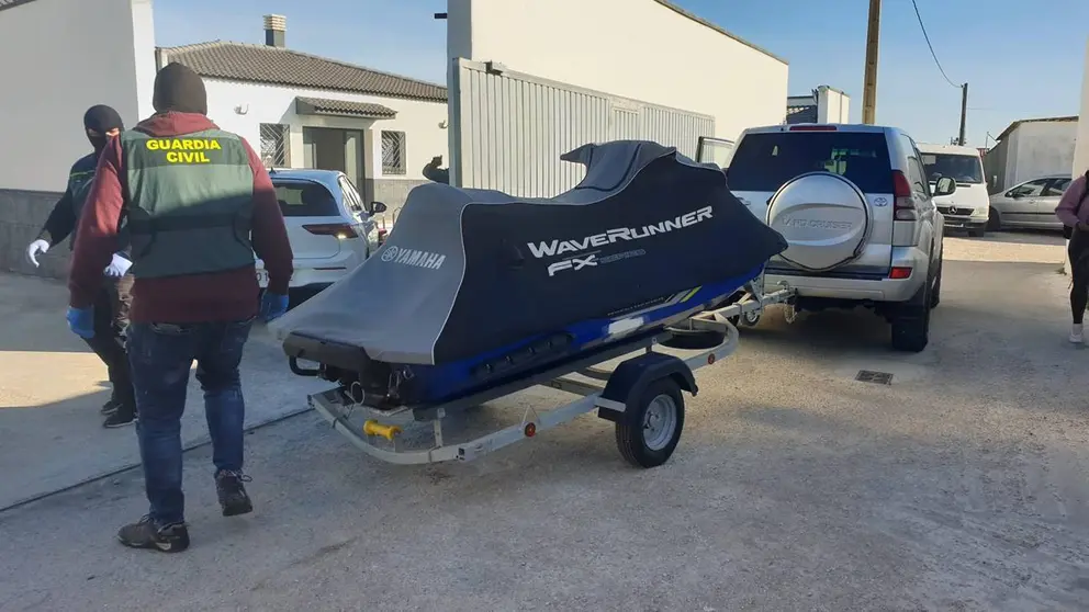 
<p>   LA L&Iacute;NEA DE LA CONCEPCI&Oacute;N (C&Aacute;DIZ), 9 (EUROPA PRESS)</p>
<p>   Un operativo de 150 agentes de la Guardia Civil lleva a cabo desde primera hora de la ma&ntilde;ana de este jueves una operaci&oacute;n contra el blanqueo de capitales procedentes del narcotr&aacute;fico, centrada en una organizaci&oacute;n liderada por un conocido narcotraficante apodado 'El Titi'. En la operaci&oacute;n se realizan registros en La L&iacute;nea de la Concepci&oacute;n (C&aacute;diz) y Manilva (M&aacute;laga).</p>
<p>   Seg&uacute;n han indicado fuentes de la Guardia Civil, participan agentes de las Comandancias de Algeciras y M&aacute;laga, as&iacute; como miembros del &Oacute;rgano de Coordinaci&oacute;n Contra el Narcotr&aacute;fico (OCON Sur), el Centro Regional de An&aacute;lisis e Inteligencia contra el Narcotr&aacute;fico (Crain) y el Grupo de Acci&oacute;n R&aacute;pida (GAR).</p>
<p>   Hasta el momento se han producido 12 registros en La L&iacute;nea de la Concepci&oacute;n y cuatro en Manilva, donde se ha incautado diferente documentaci&oacute;n, dinero en efectivo y varios veh&iacute;culos, entre ellos una moto de agua.</p>
      