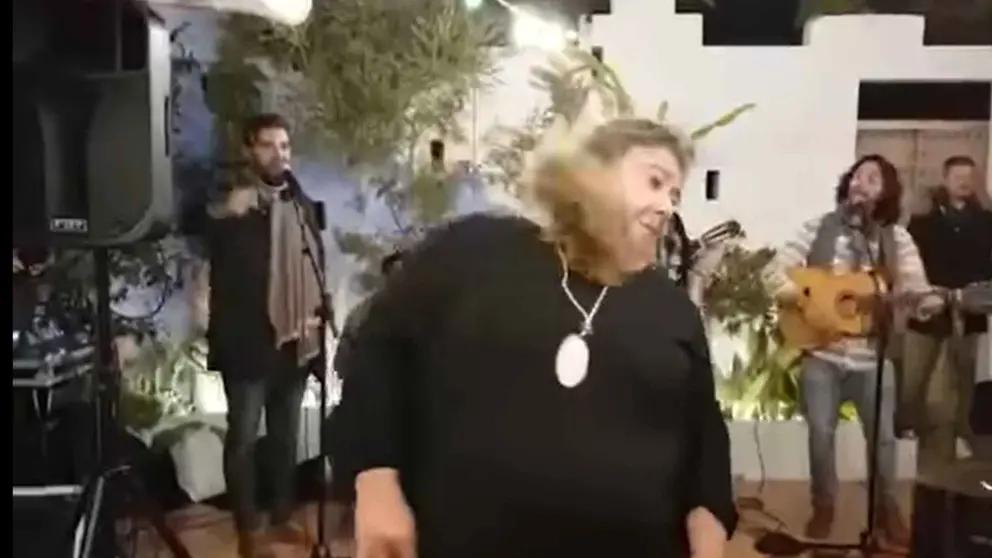 Zambomba de Jerez: Una ca&iacute;da bailando el villancico 'Carbonero' se hace viral en Facebook, Twitter y Tik Tok