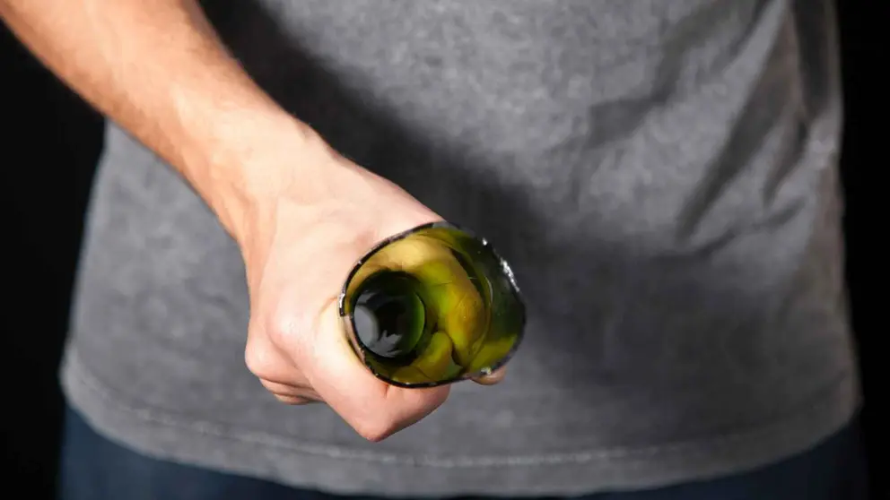 Agarran por el cuello a un hombre y le dan un botellazo en la cabeza para robarle 40 euros en M&aacute;laga