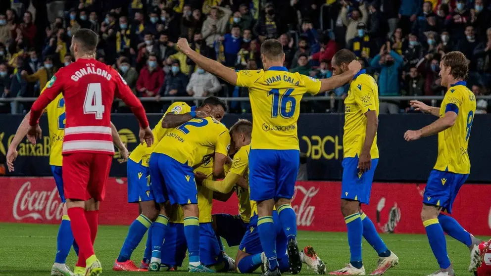 Los jugadores del C&aacute;diz CF celebran el gol de Santiago Arzamendia | Salvador L&oacute;pez Medina para El MIRA