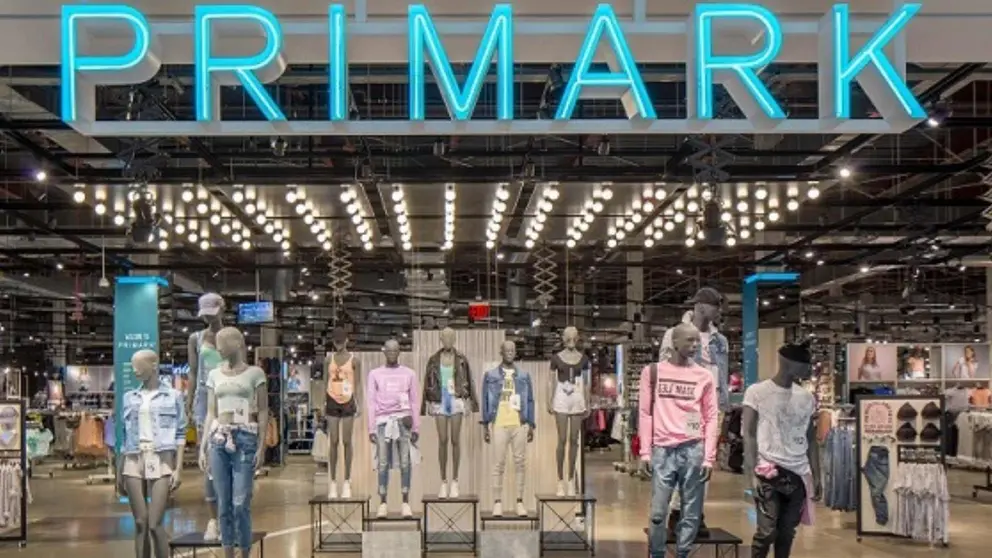 Primark arrasa con el abrigo para mujer que traslada a los a&ntilde;os 50 a precio de saldo