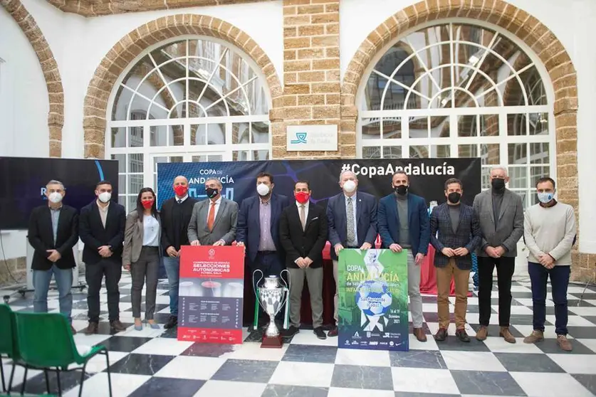 
<p>   C&Aacute;DIZ, 14 (EUROPA PRESS)</p>
<p>   La provincia de C&aacute;diz despide 2021 y da la bienvenida a 2022 como epicentro del f&uacute;tbol sala regional y nacional. La apuesta de las administraciones p&uacute;blicas gaditanas, con la participaci&oacute;n de la Diputaci&oacute;n de C&aacute;diz y la Real Federaci&oacute;n Andaluza de F&uacute;tbol por la provincia como sede de sus pr&oacute;ximas competiciones lo hace posible.</p>
<p>   Seg&uacute;n ha informado la Diputaci&oacute;n en una nota, el Palacio Provincial ha sido el escenario de la presentaci&oacute;n de dos competiciones que reunir&aacute;n en distintas poblaciones gaditanas a centenares de deportistas llegados de todo el pa&iacute;s. Primero, entre el 16 y el 19 de diciembre, San Fernando acoger&aacute; la disputa de la Copa de Andaluc&iacute;a Infantil de F&uacute;tbol Sala, en la que participar&aacute;n las ocho selecciones provinciales.</p>
<p>   Este martes no s&oacute;lo se ha presentado la competici&oacute;n, sino que se ha celebrado en directo el sorteo que ha emparejado a los combinados provinciales en dos grupos: el Grupo A, con Almer&iacute;a, Ja&eacute;n, M&aacute;laga y Granada; y el Grupo B, con Sevilla, Huelva, C&oacute;rdoba y C&aacute;diz.</p>
<p>   Los partidos de la fase de grupos y los posteriores cruces para dilucidar el campe&oacute;n de la cita se van a llevar a cabo en los pabellones de Bah&iacute;a Sur y Enrique M&aacute;rquez.</p>
<p>   Por otro lado, del 8 al 15 de enero, se disputar&aacute;n en la provincia dos citas deportivas en las que se podr&aacute;n ver a las "futuras estrellas internacionales" del f&uacute;tbol sala. Se trata de los Campeonatos de Espa&ntilde;a de selecciones auton&oacute;micas en categor&iacute;as sub-19 y sub-16.</p>
<p>   En este caso, los combinados se dividir&aacute;n en cinco grupos, que disputar&aacute;n sus encuentros en las localidades de San Fernando, Jerez de la Frontera, C&aacute;diz y Chiclana de la Frontera. Los mejores clasificados disputar&aacute;n luego las rondas de cuartos, semifinales y final.</p>
<p>   El acto ha contado con la participaci&oacute;n de numerosas autoridades, en representaci&oacute;n tanto de la Diputaci&oacute;n, como de la Junta de Andaluc&iacute;a, de los ayuntamientos implicados en la organizaci&oacute;n de la competici&oacute;n y de la propia Federaci&oacute;n Andaluza de F&uacute;tbol.</p>
<p>   Jaime Armario, diputado responsable del &Aacute;rea de Desarrollo de la Ciudadan&iacute;a, ha reivindicado el trabajo que la Diputaci&oacute;n de C&aacute;diz est&aacute; haciendo para atraer a la provincia la disputa de grandes competiciones de &eacute;lite, pero tambi&eacute;n de deporte base.</p>
<p>   Se trata en ambos casos, seg&uacute;n ha recordado el diputado, no s&oacute;lo de consolidar a la provincia como un destino de primer nivel para la pr&aacute;ctica de todo tipo de deportes, sino tambi&eacute;n de mostrar su potencialidad como destino tur&iacute;stico para este sector en auge.</p>
<p>   Armario se ha referido a la importancia que eventos de estas caracter&iacute;sticas tienen para la econom&iacute;a de las localidades que los acogen. No en vano, se espera que sean en torno a un centenar los participantes en la Copa Andaluc&iacute;a Infantil y casi 800 los que se desplacen hasta C&aacute;diz para la disputa de los Campeonatos Nacionales del mes de enero. A ellos habr&aacute; que sumar los familiares y aficionados al f&uacute;tbol sala, con la repercusi&oacute;n que conlleva esta afluencia de p&uacute;blico en sectores como la hosteler&iacute;a y el comercio.</p>
<p>   En la misma l&iacute;nea se ha pronunciado el presidente de la Real Federaci&oacute;n Andaluza de F&uacute;tbol, Pablo Lozano, que ha alabado el "magn&iacute;fico trabajo" que est&aacute;n realizando en los &uacute;ltimos a&ntilde;os las instituciones gaditanas en sus instalaciones deportivas para que la provincia sea un referente en el turismo deportivo.</p>
<p>   Lozano ha se ha referido a C&aacute;diz como un lugar "con el mejor clima, la mejor gastronom&iacute;a, donde combinar turismo y deporte y con unas excelentes comunicaciones", de ah&iacute; la apuesta que la entidad que preside est&aacute; haciendo de forma recurrente por la provincia como espacio para albergar algunas de sus principales competiciones, una vez superados los peores momentos de la pandemia.</p>
<p>   Junto al diputado Jaime Armario y el propio Pablo Lozano, han participado en este acto el delegado territorial de Deportes de la Junta de Andaluc&iacute;a, Miguel Andreu; Antonio Luis Rojas y Francisco Jos&eacute; Posada, concejales de San Fernando; Jos&eacute; Ram&oacute;n P&aacute;ez, concejal de C&aacute;diz; Jes&uacute;s Alba, concejal de Jerez; Jos&eacute; Manuel Vera, concejal de Chiclana; Antonio Bernal, vicepresidente de la RFAF; y Meritxell Rubio, responsable de F&uacute;tbol y F&uacute;tbol Sala Femenino de la RFAF, entre otros.</p>
      