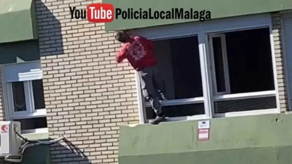 Un trabajador sella una ventana a 20 metros de altura sin ninguna protecci&oacute;n en M&aacute;laga