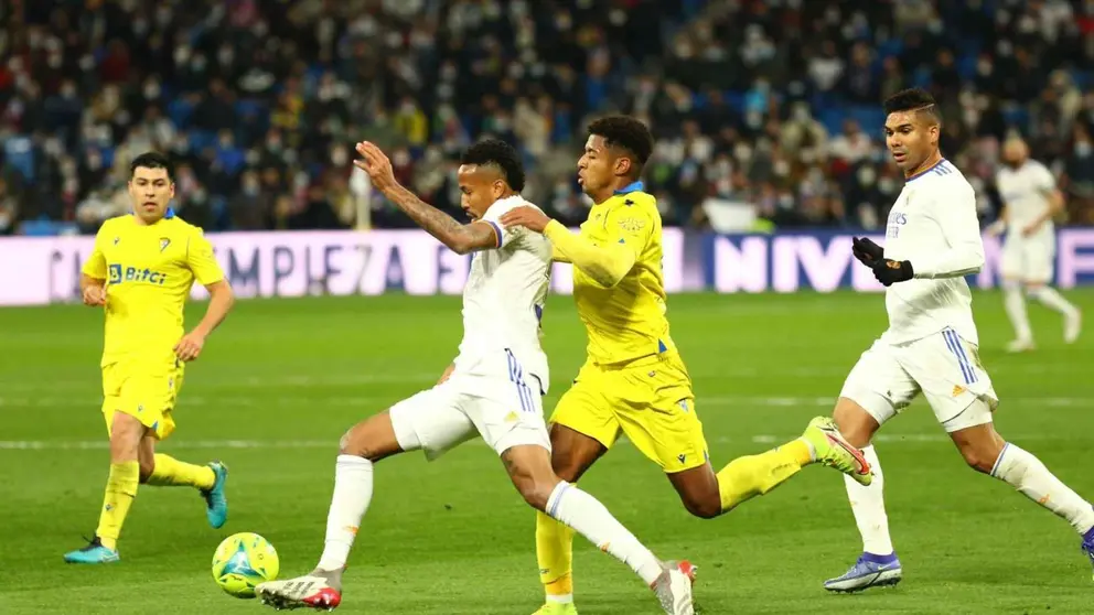 Choco Lozano sufri&oacute; una lesi&oacute;n muscular en una acci&oacute;n con Militao en la primera mitad