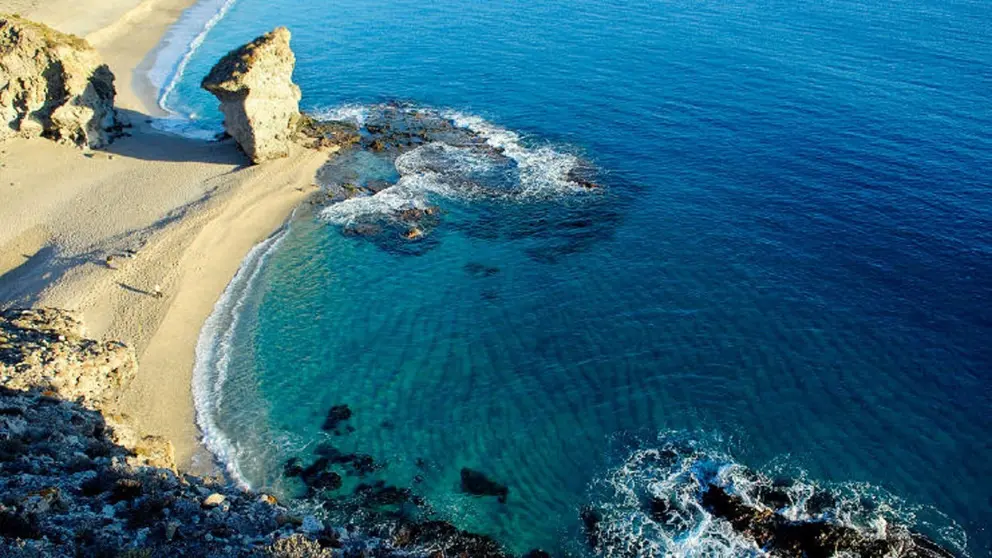 Desaparece una persona en la playa de los Muertos en Carboneras