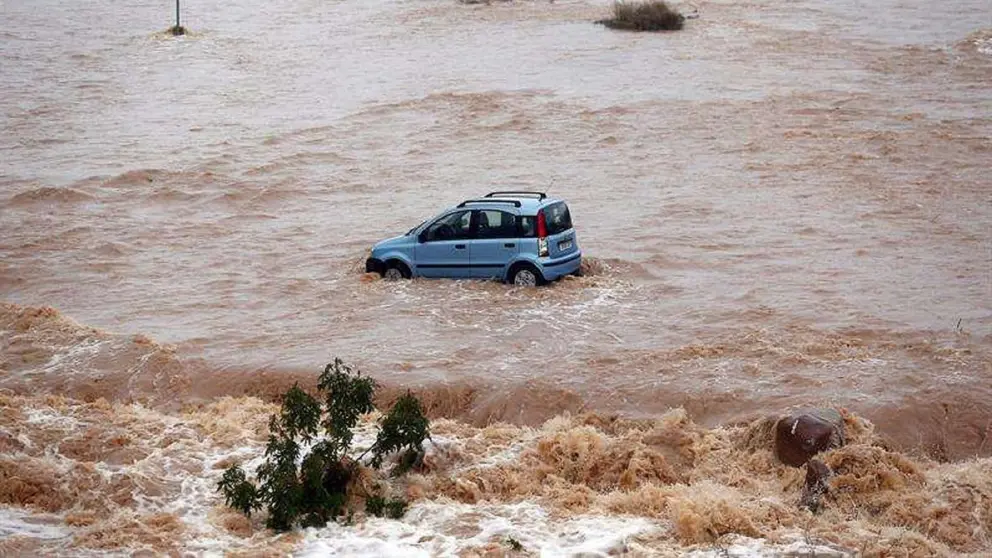 Un conductor queda atrapado por la lluvia en Aznalc&aacute;zar