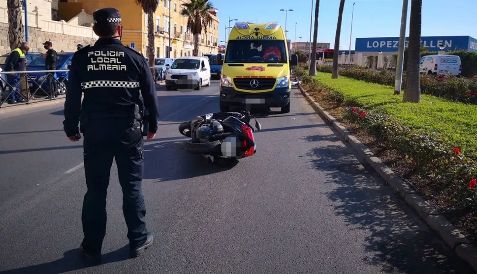 Una agente de la Polic&iacute;a, en la UCI tras un accidente de moto en Almer&iacute;a