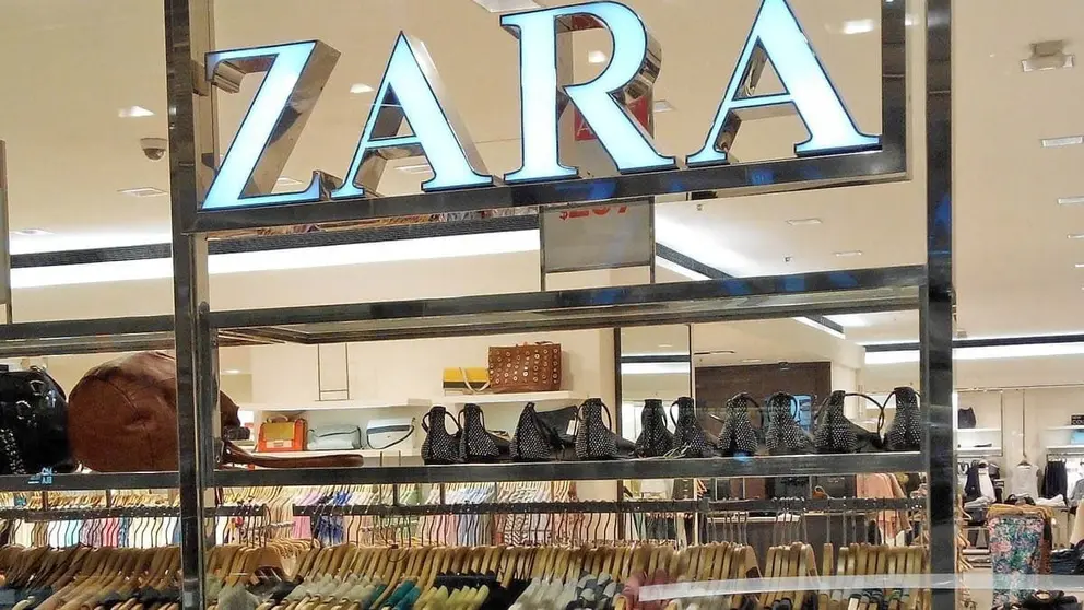 Este abrigo de pluma largo de edici&oacute;n limitada revienta las ventas en Zara a precio low cost