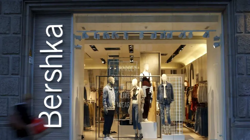 Bershka lanza un abrigo de beisbol que puso de moda Lady Di y ahora llevan las estrellas de Hollywood