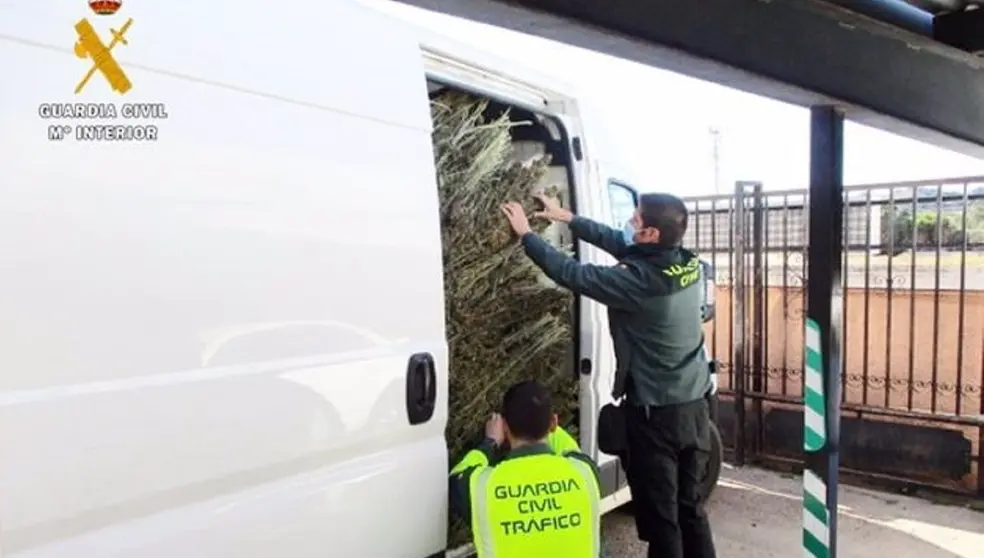 Pillado con 500 kilos de marihuana en una furgoneta cuando circulaba en zigzag por la A-7