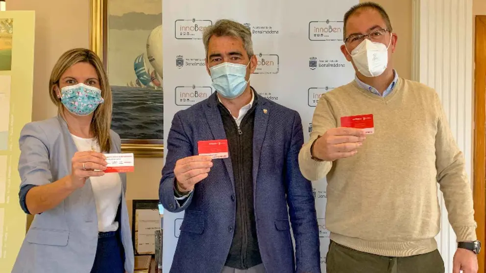 Acto de presentaci&oacute;n de la tarjeta de transporte urbano gratuito en el Ayuntamiento de Benalm&aacute;dena