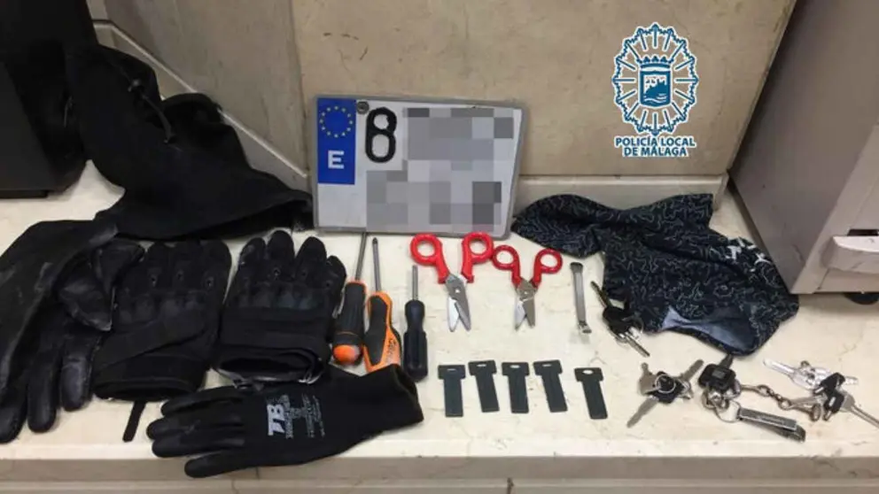 Circula por M&aacute;laga con una moto robada, la matr&iacute;cula falseada y numerosos &uacute;tiles para hurtos