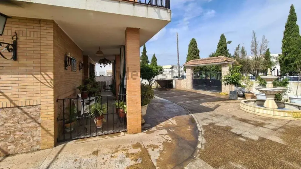 La casa en venta con piscina m&aacute;s econ&oacute;mica en Sevilla: parcela de 946 metros cuadrados