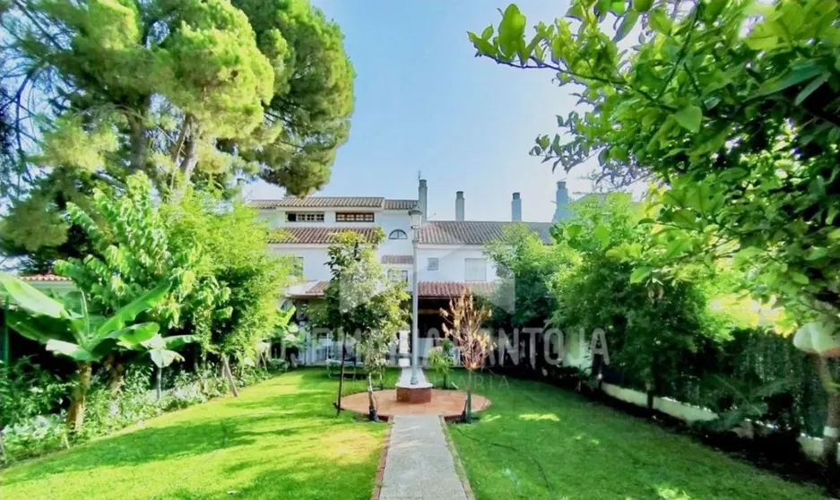 La casa unifamiliar en venta m&aacute;s imponente con jard&iacute;n gigante de Jerez es una locura