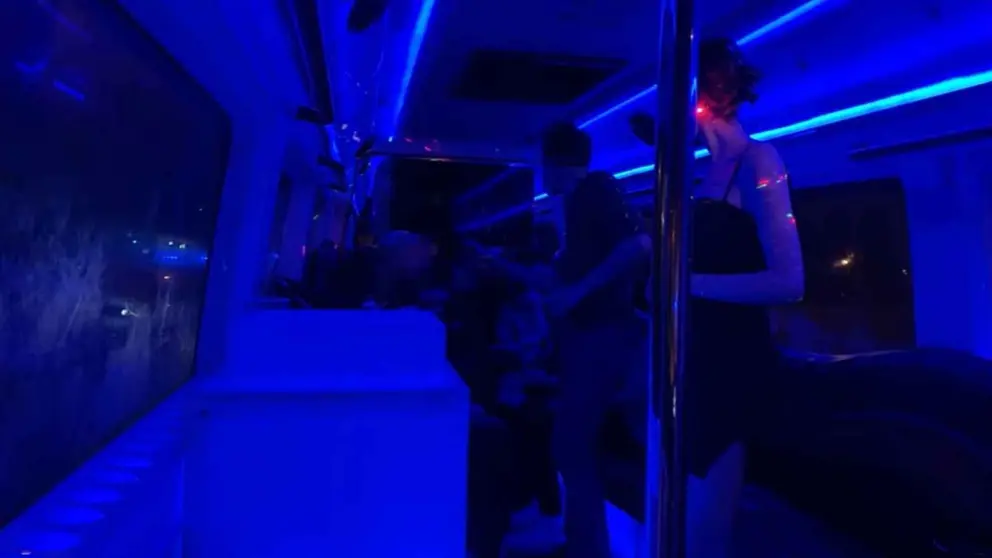 Modifican un autob&uacute;s y lo utilizan como una discoteca con ruedas y en marcha en M&aacute;laga