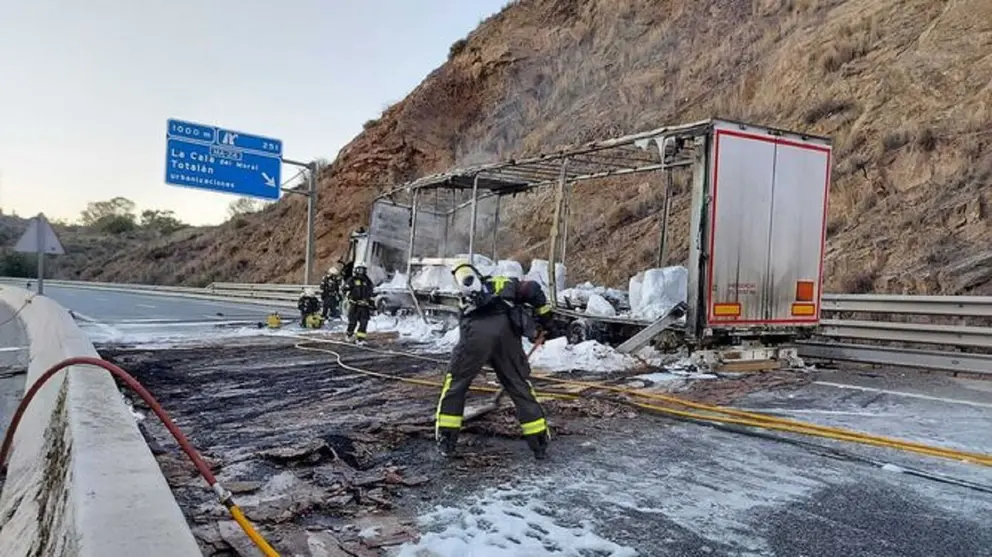 Arde un cami&oacute;n a la altura del Rinc&oacute;n de la Victoria con 24 toneladas de nitrato pot&aacute;sico