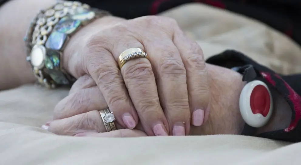 Una trabajadora de una residencia de mayores de Linares roba a una anciana