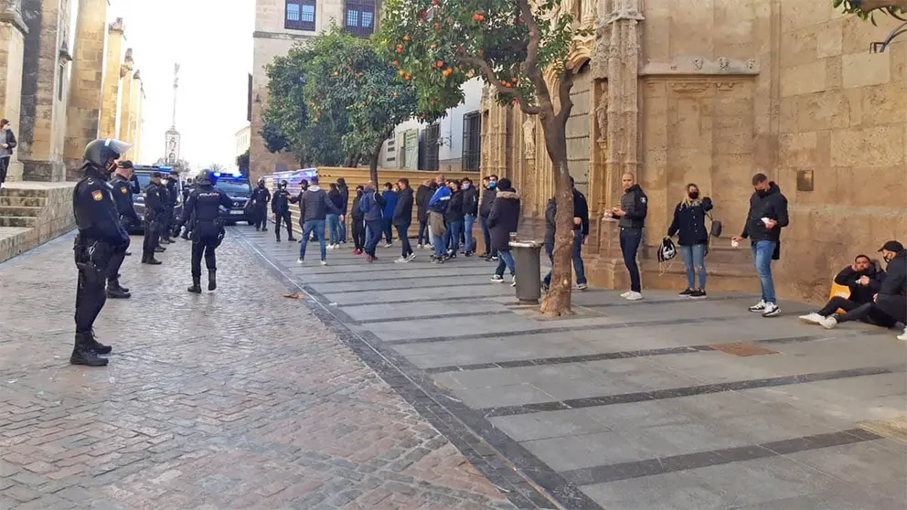 Ultras del Xerez DFC y C&oacute;rdoba CF provocan destrozos a metros de la Mezquita de C&oacute;rdoba