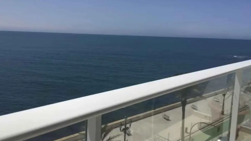 Vivir de alquiler con la Caleta de fondo de terraza en un exclusivo piso de C&aacute;diz ya es posible: 111 metros cuadrados