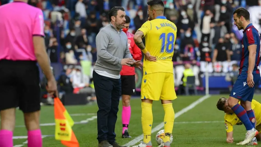 Sergio Gonz&aacute;lez dialoga con &Aacute;lvaro Negredo en el Levante - C&aacute;diz CF. Foto: CCF