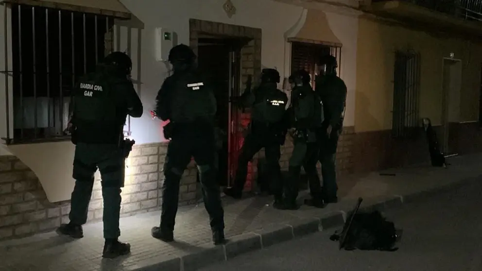 Duro golpe al clan familiar 'Los Pi&ntilde;os' en Puerto Serrano por blanqueo de capitales de droga