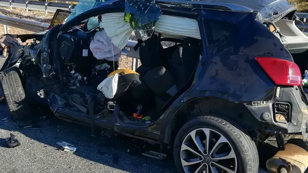 Muere el conductor de un coche tras chocar contra otro y un talud de arena en Punta Umbr&iacute;a