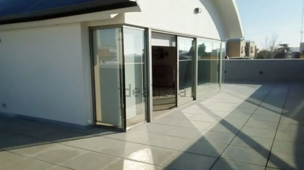 El &aacute;tico en alquiler en Sevilla m&aacute;s lujoso est&aacute; en Nervi&oacute;n y cuenta con terraza de 100 metros