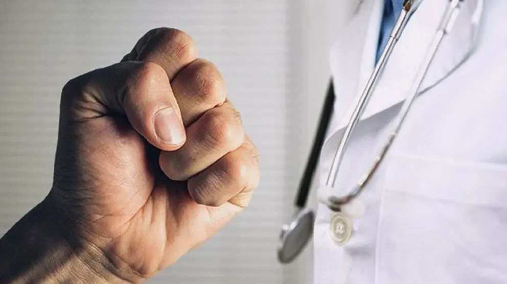 Un paciente de Urgencias ataca a tres trabajadores del hospital de Valme