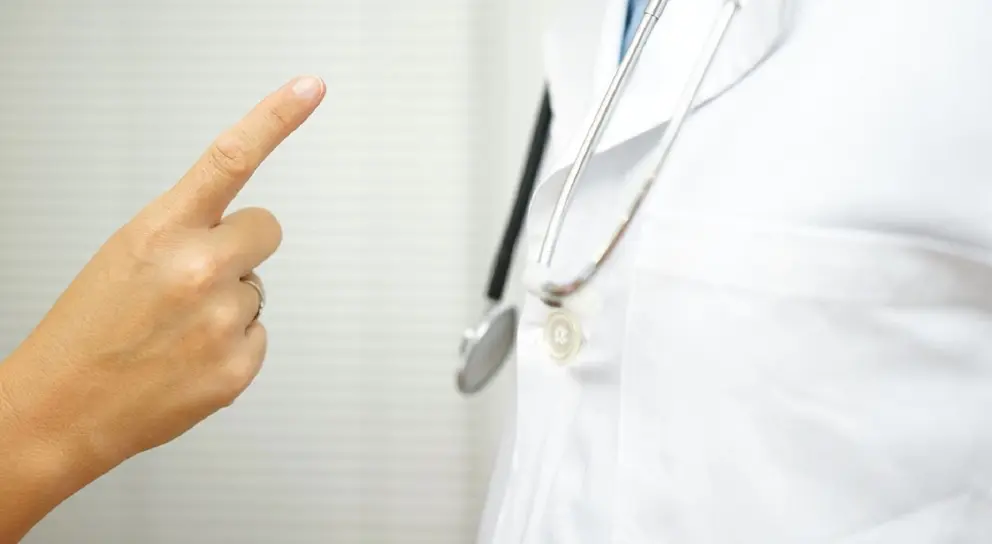 Condenada en M&aacute;laga por agredir a dos sanitarias tras decirle que la iban a trasladar al hospital