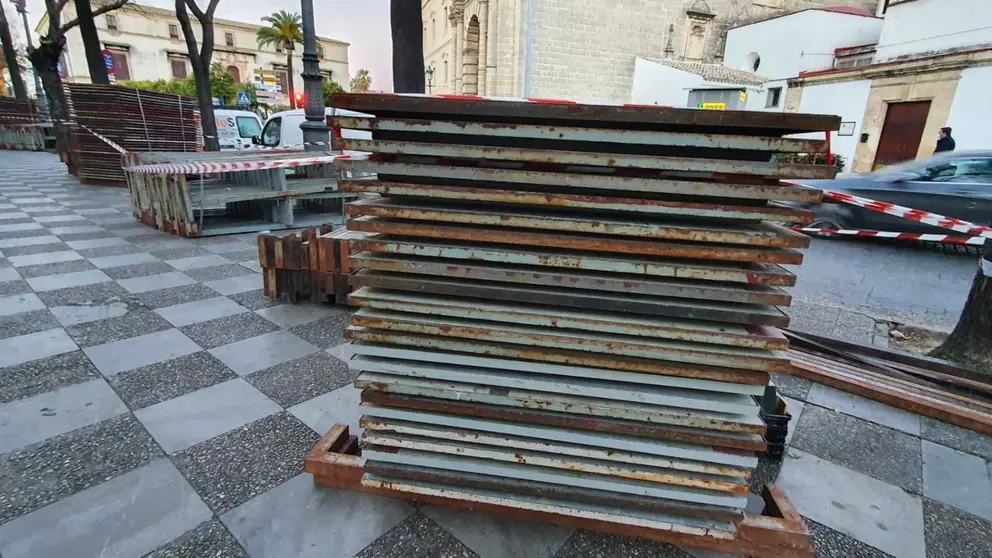 Montaje de los palcos en la Alameda Cristina | Jes&uacute;s Catal&aacute;n para elMIRA.es