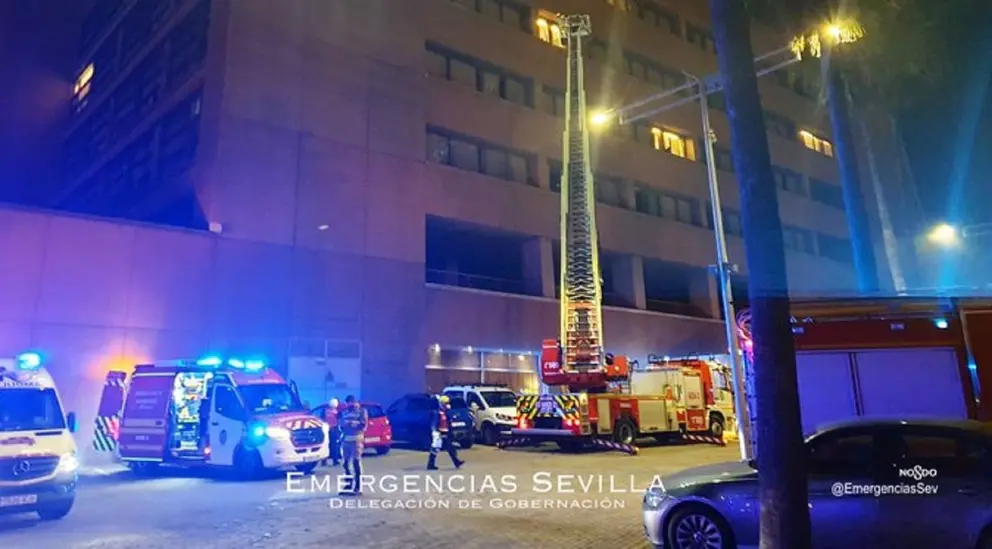 En llamas un hotel en la Isla de la Cartuja de Sevilla tras declararse un incendio