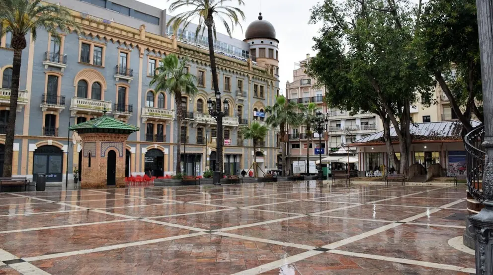 Ocupan cinco pisos de un edificio en pleno centro de Huelva