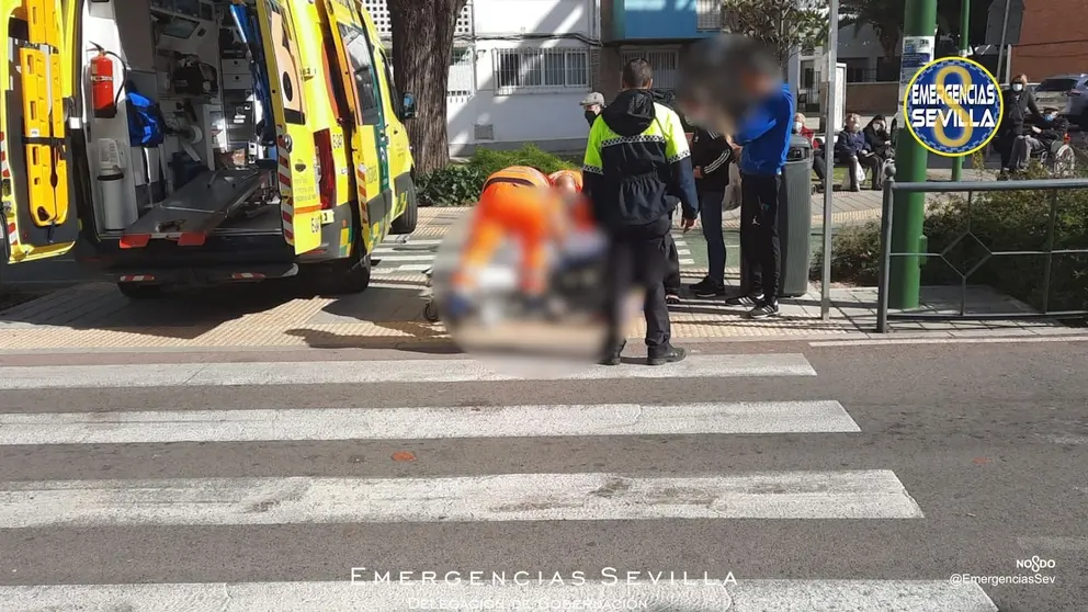 Atropellada por un coche una joven que iba en patinete en Sevilla