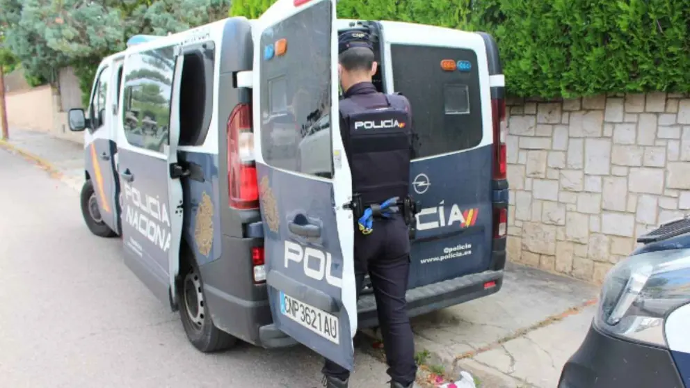 Un agente de la Polic&iacute;a Nacional entrando en un veh&iacute;culo | Archivo