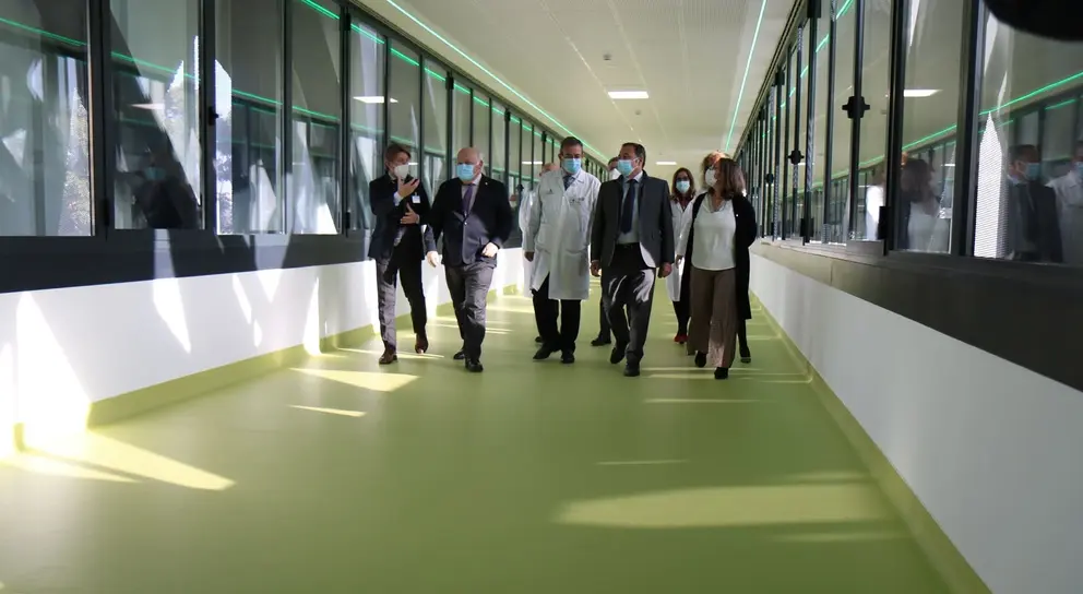 As&iacute; es la nueva pasarela de 90 metros que conecta los 4 hospitales del Virgen del Roc&iacute;o en Sevilla