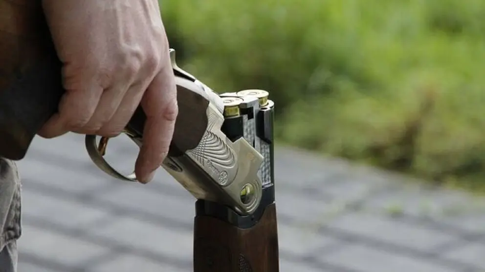 Camina por las calles de Almer&iacute;a con una escopeta cargada sembrando el p&aacute;nico