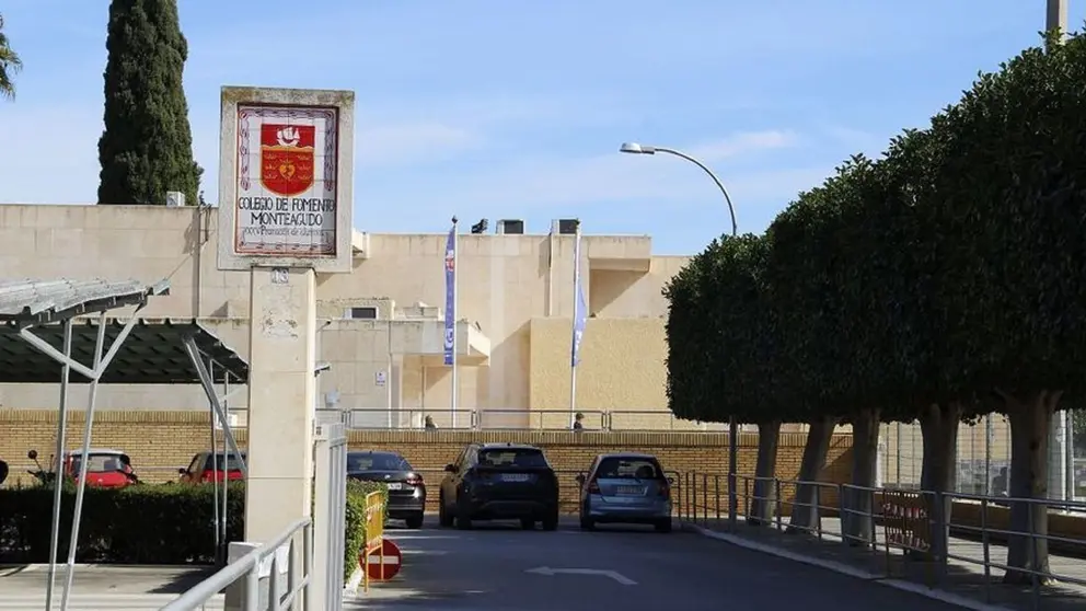 Un alumno apu&ntilde;ala a un profesor en mitad de una clase en Murcia
