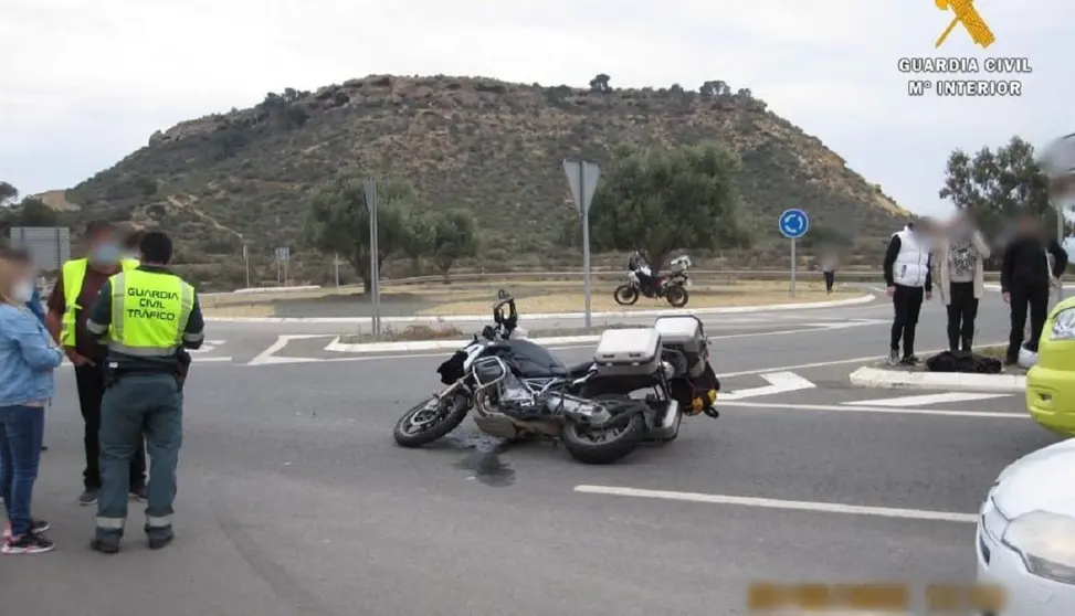 Un conductor se da a la fuga en Almer&iacute;a tras embestir a dos motoristas