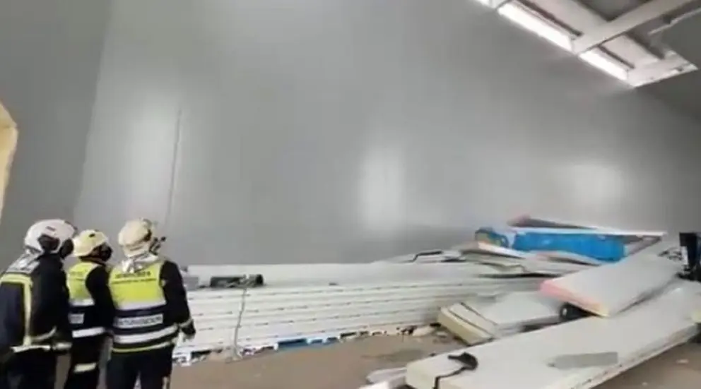 Un trabajador cae desde el techo de una nave en N&iacute;jar