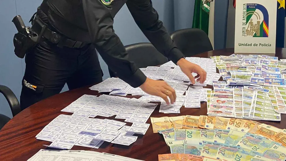 Dinero y loter&iacute;a clandestina intervenida en C&aacute;diz